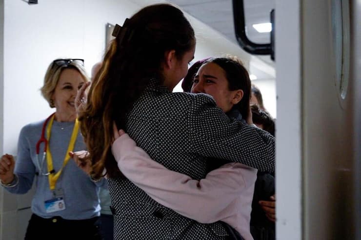 סהר קלדרון אחרי ששוחררה משבי חמאס (צילום: דובר צה"ל ) תיעוד החזרת החטופים - משפחת קלדרון