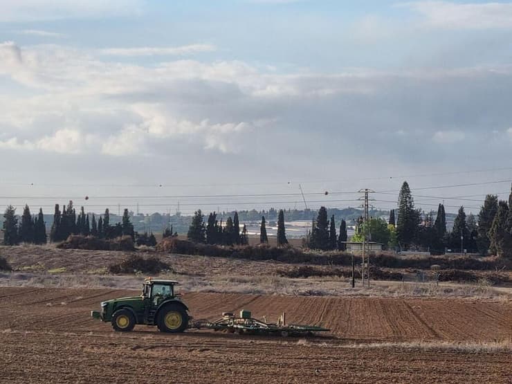 זריעת חיטה בשדות קיבוץ בארי שישה שבועות אחרי פרוץ המלחמה