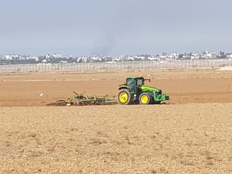 חקלאים זורעים חיטה בעוטף אחרי 7/10 חקלאים זורעים חיטה בשדות סמוך לגבול רצועת עזה