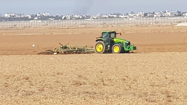 חקלאים זורעים חיטה בשדות סמוך לגבול רצועת עזה