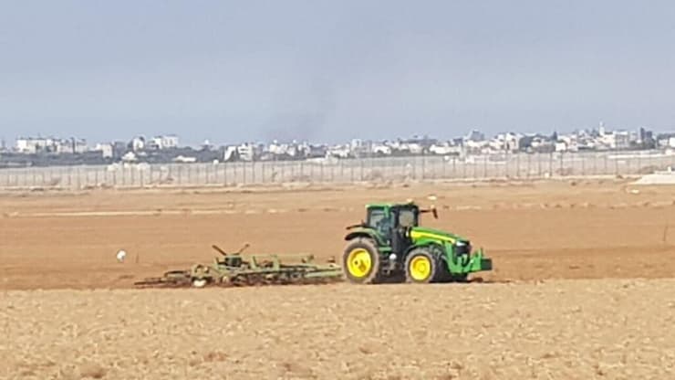 חקלאים זורעים חיטה בשדות סמוך לגבול רצועת עזה