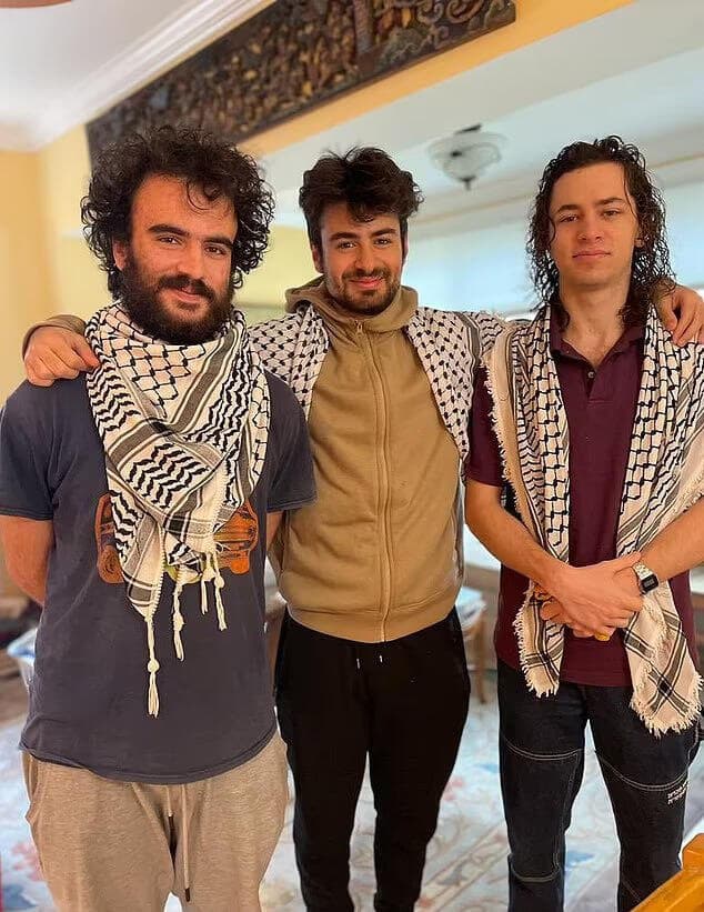 שלושת החברים מרמאללה עוטי כאפיות לפני הירי ב-2023 ארה"ב ורמונט שלושה פלסטינים ש נורו על ידי חמוש ללא סיבה דיברו ערבית לבשו כאפייה
