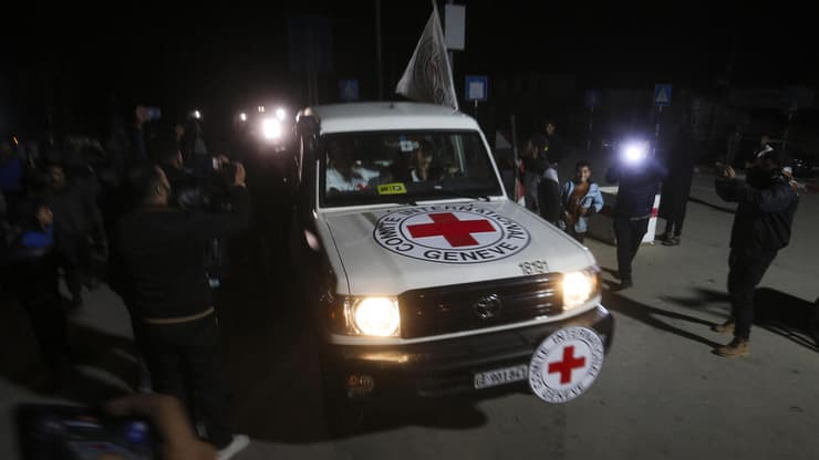 העברת החטופות במעבר רפיח