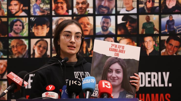 סשה ארייב, אחות של קרינה ארייב, במסיבת עיתונאים בינלאומית שבמהלכה יוצגו הסכנות העומדות בפני נשים חטופות