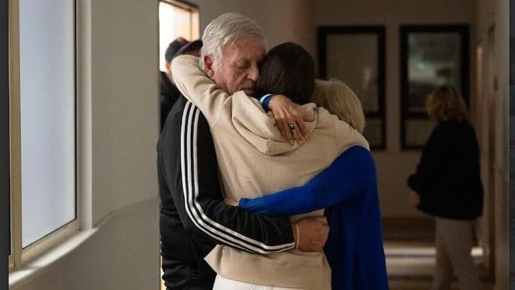  מורן סטלה ינאי ששוחררה אמש נפגשת עם בני משפחתה בבית החולים שיבא.