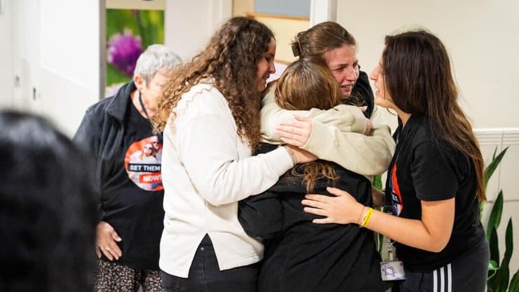 רז בן עמי, ששוחררה אמש משבי חמאס בעזה, במפגש מרגש עם בנותיה יולי, אלה ונטלי, בבית החולים איכילוב