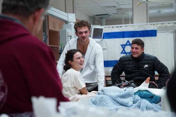 יחוד מרגש של איתי רגב ג'רבי, ששוחר אמש, עם אחותו מיה, ששוחררה לפני מספר ימים, בבית חולים סורוקה