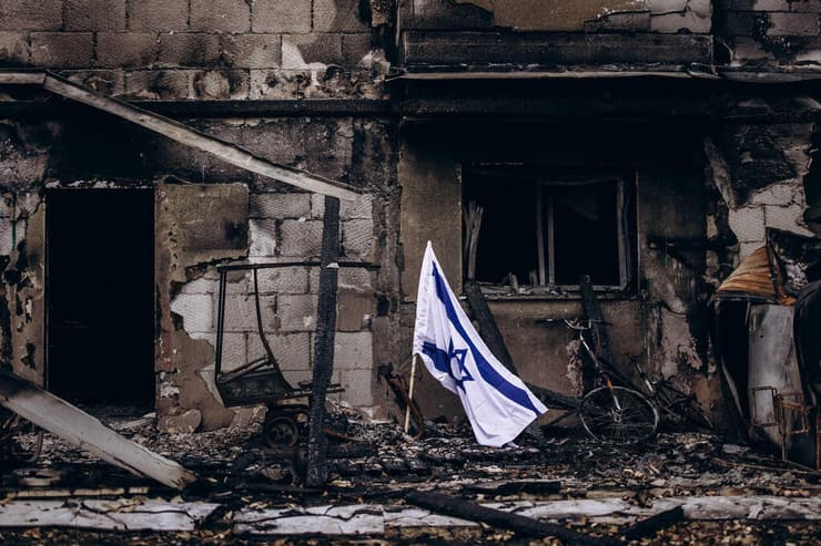 החורבן שהותירו המחבלים בבארי (צילום: מיכה בריקמן, מתוך התערוכה "בארי") מתוך התערוכה "בארי"