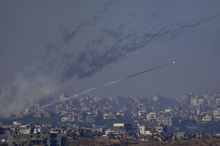 "המבחן נערך בצל אירוע משברי". ירי רקטות מעזה (צילום: AP / Ariel Schalit) ירי רקטות מעזה
