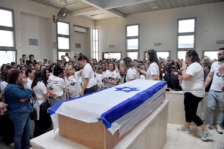 הלווייתו של אופיר צרפתי ז"ל בדצמבר 2023, אחרי המבצע שבו חולצו שרידיו (צילום: פאול אורלייב) הלווייתו של אופיר נחשון צרפתי ז"ל