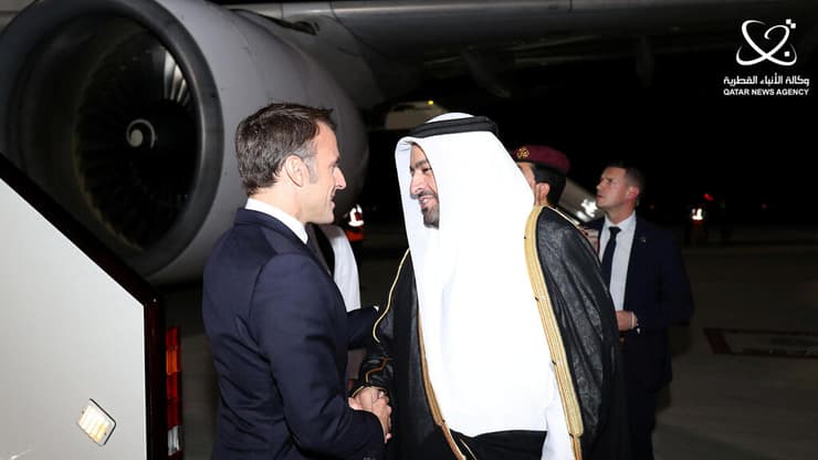 מקרון בפגישה עם השר הקטארי מוחמד בן עבדול עזיז בן סאלח אל-ח'וליפי (צילום: Qatar News Agency/Handout via REUTERS) נשיא צרפת עמנואל מקרון בפגישה עם מוחמד בן עבדולעזיז בן סאלח אל-ח'וליפי, שר המדינה הקטארי במשרד החוץ