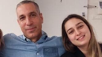"כל כך חסר, בתקופה שכל ילדה רוצה את אבא לידה". שי ואביה, בימים טובים יותר (צילום: באדיבות מטה משפחות החטופים ) רון בנימין ומשפחתו