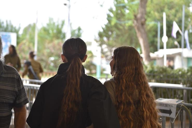 מתגייסות לתפקידי לחימה, ארכיון