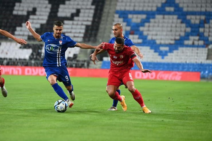 אחמד (משמאל) בקדנציה שלו בבני סכנין (צילום: הרצל יוסף) הפועל באר-שבע בני סכנין