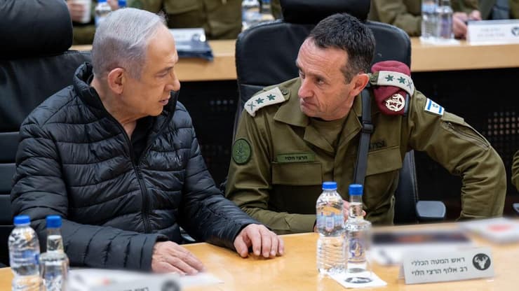 הרמטכ"ל וראש הממשלה (צילום: עמוס בן גרשום, לע"מ) ראש הממשלה בנימין נתניהו, שר הביטחון יואב גלנט והרמטכ"ל רב-אלוף הרצי הלוי בהערכת מצב בצפון