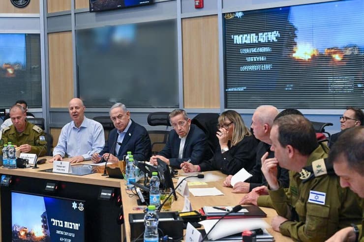 "בקבינט הנוכחי של נתניהו יש שרים רבים, עוזרים, ואי-אפשר לעשות דיון רציני" (צילום: קובי גדעון, לע"מ) הדלקת נרות בתחילת ישיבת הקבינט לניהול המלחמה, בקריה בתל אביב