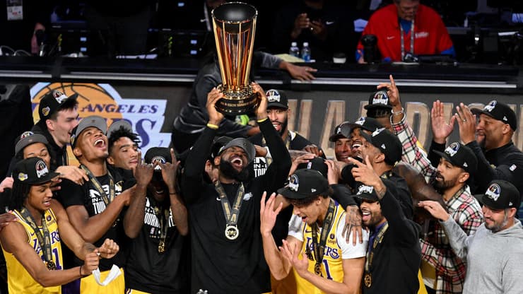 לברון מניף את גביע ה-NBA הראשון בעונה שעברה (צילום: Candice Ward-USA TODAY Sports) לברון מניף את הגביע הראשון של טורניר אמצע העונה