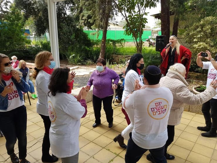 מתנדבי רוח טובה ביקור בבית קשיש רחובות