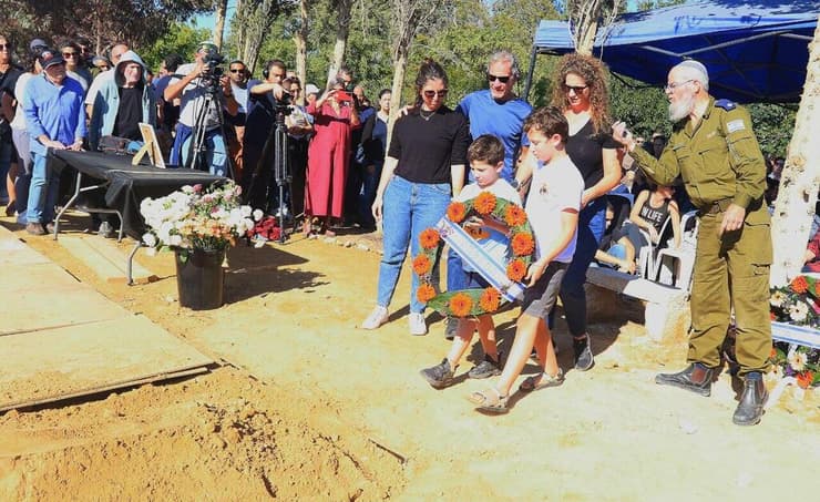 ההלוויה שנערכה בדצמבר 2023. "הילדים העלו שאלות וספקות, הבנתי שאנחנו בסיפור אחר" (צילום: מאיר אבן חיים) הלוויתו של טל חיימי