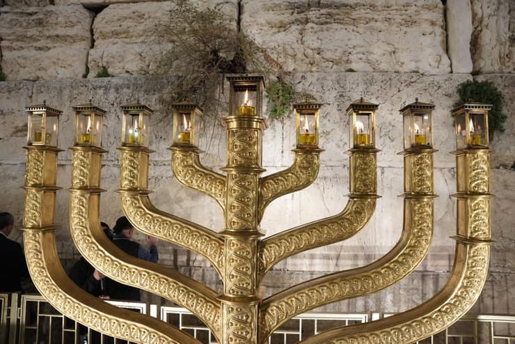 צילום: הקרן למורשת הכותל המערבי נר שמיני של חנוכה בכותל