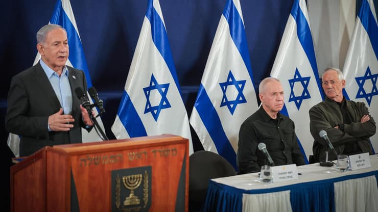 "לא מאמין לשום מילה". גנץ עם גלנט ונתניהו (צילום: נעם ריבקין פנטון) בנימין נתניהו, יואב גלנט ובני גנץ