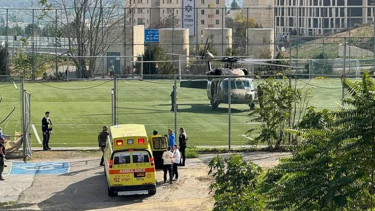 מסוק עם פצועים נחת על הדשא במגרש הכדורגל הסמוך בימי המלחמה (צילום: לירן תמרי) מסוק עם פצועים שהגיע מעזה נחת על הדשא באמצע משחק הכדורגל של בית"ר כדי להעבירם לטיפול בביה"ח שערי צדק