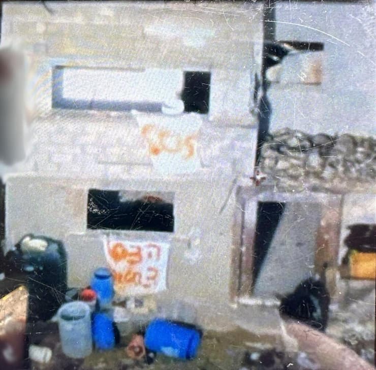 שלטים עם קריאות לעזרה שהכינו שלושת החטופים (צילום: דובר צה"ל) שלטים עם קריאות לעזרה ברצועת עזה, בסמוך לאירוע בו נורו החטופים הישראלים על ידי כוחות צה"ל