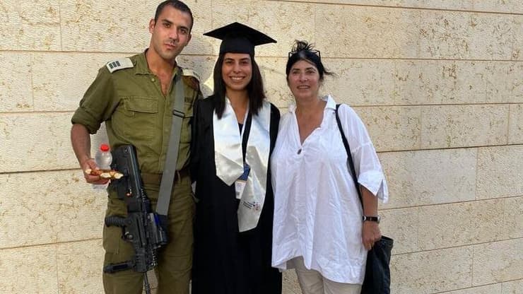 משה בר און ז"ל עם בני משפחתו