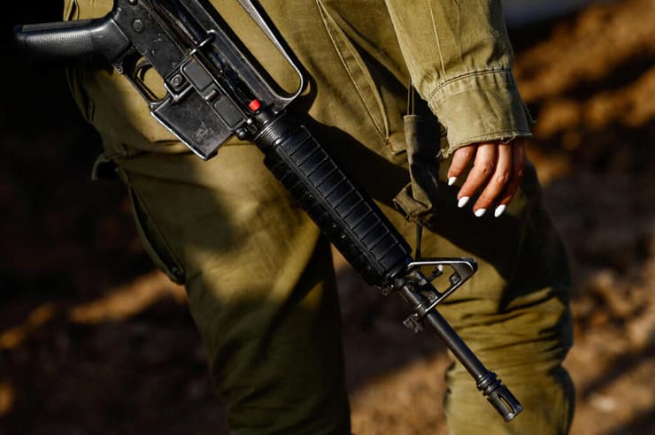 חיילת בגבול עזה