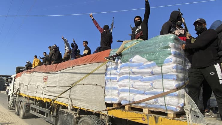  מחבלי חמאס על משאית חיטה של סיוע הומניטרי
