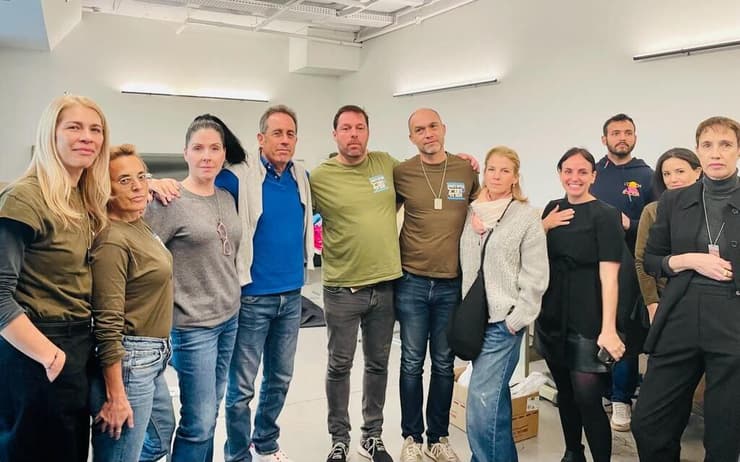 ג'רי סיינפלד בחמ"ל האזרחי של אחים לנשק