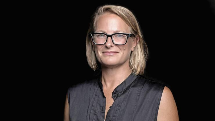 "אנחנו מנסים להאיר זרקור על המציאות". דנה וולפיילר-ללקין,
מייסדת התערוכה והאוצרת הראשית (צילום: טל שחר ) דנה וולפיילר ללקין