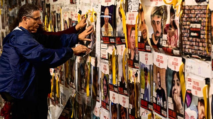 בישראל שומרים על אופטימיות זהירה. עצרת בכיכר החטופים בתל אביב (צילום: Alberto PIZZOLI / AFP) עצרת הזדהות בכיכר החטופים - ישראלים לא מפקירים אחים