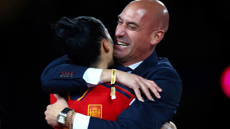 תמונות השנה בספורט 2023 שערוריית השנה: נשיא ההתאחדות הספרדית לואיס רוביאלס מנשק את שחקנית הנבחרת ג'ני הרמוסו אחרי זכיית הנבחרת במונדיאל הנשים