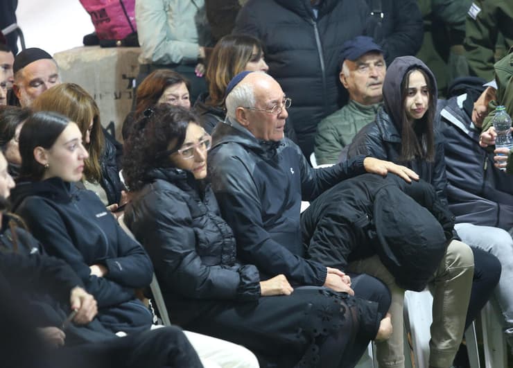 המשפחה בהלוויה, לפני שנתיים וחצי (צילום: אלכס קולומויסקי ) הלוויתו של רס"ל אליסף שושן ז"ל