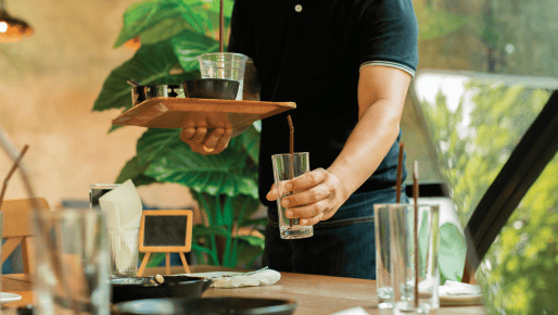 מלצר (צילום: shutterstock) מלצר