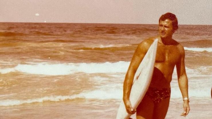 משה (מוסה) ירום בצעירותו עם גלשן בחוף הים (צילום: אלבום משפחתי) משה ירום (מוסה)