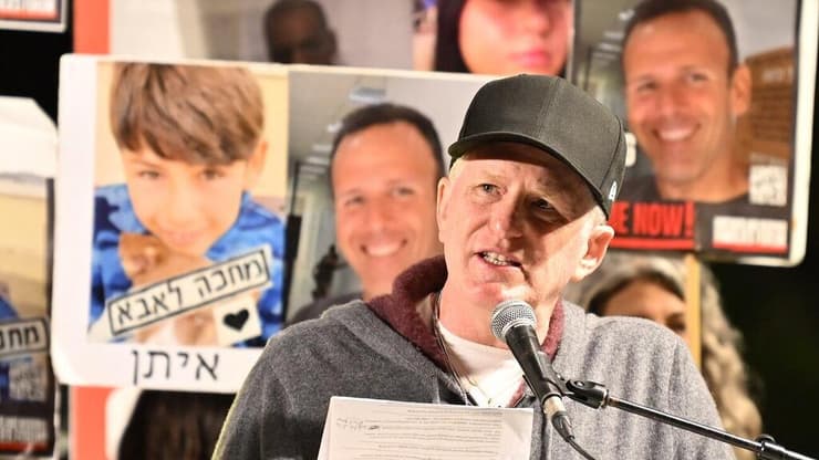 מייקל רפפורט נואם בכיכר החטופים (צילום: GettyImages) מייקל רפפורט נואם