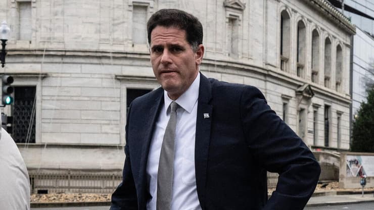 "עובד כגרילה, לא מערב אף אחד". דרמר ( ANDREW CABALLERO-REYNOLDS / AFP) רון דרמר בביקור בארה"ב