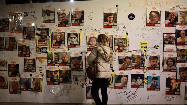 "תהיה עסקה לפני 20 בינואר". תמונות חטופים בעצרת בתל אביב (צילום: טל שחר) עצרת להחזרת החטופים, כיכר החטופים בתל אביב