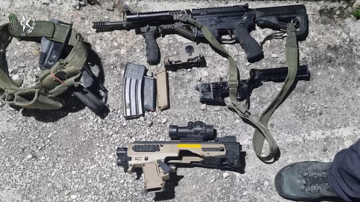 האמל״ח שנתפס ברשות יפרח (צילום: דוברות המשטרה ) הנאשם בהתחזות ללוחם שהה בחפ"ק בעת ביקור הרמטכ"ל | תיעוד החיפושים ברכבו והנשק שנתפס ברשותו