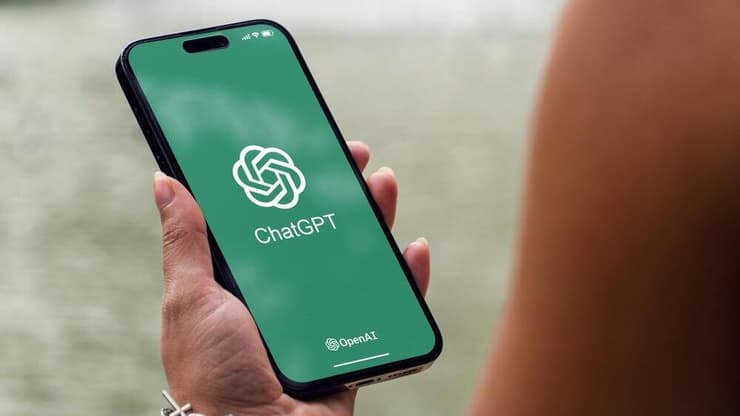 ChatGPT. לא כדאי להסתמך על AI להמלצות רפואיות (צילום: Diego Thomazini / Shutterstock) אפליקציית ChatGPT