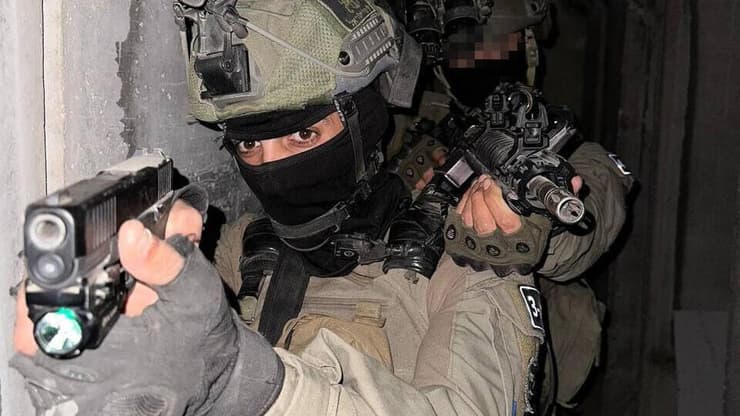 רועי יפרח, הנאשם בהתחזות ללוחם (צילום: דוברות המשטרה ) הנאשם בהתחזות ללוחם שהה בחפ"ק בעת ביקור הרמטכ"ל | תיעוד החיפושים ברכבו והנשק שנתפס ברשותו