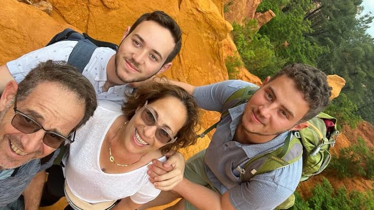 עומר נאוטרה ומשפחתו