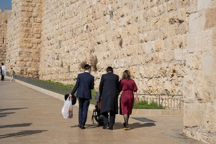 משפחה חרדית. "לימדו אותנו לא לשאול שאלות ולקבל דברים בתמימות" (צילום אילוסטרציה: Moshe Einhorn / Shutterstock) משפחה חרדית בירושלים
