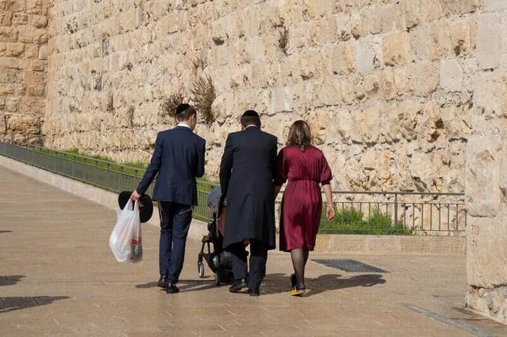 משפחה חרדית. "לא ייתכן שתהיה מדינה עם רוב חרדי, ושהרוב הזה יישאר חרדי" (צילום אילוסטרציה: Moshe Einhorn / Shutterstock) משפחה חרדית בירושלים