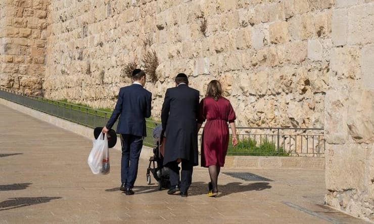 משפחה חרדית בירושלים. לאמונה יש השפעה עמוקה על ההתנהלות הכלכלית (צילום אילוסטרציה: Moshe Einhorn / Shutterstock) משפחה חרדית בירושלים
