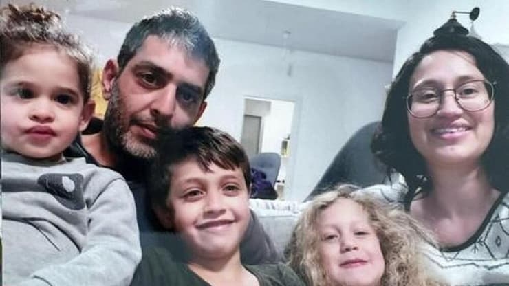 סמדר ורועי עידן ז"ל עם הילדים מיכאל, עמליה ואביגיל