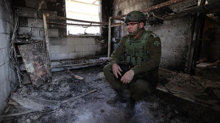 אל"מ משה טטרו, מפקד המת"ק, באחד החדרים שהותקפו בבסיס