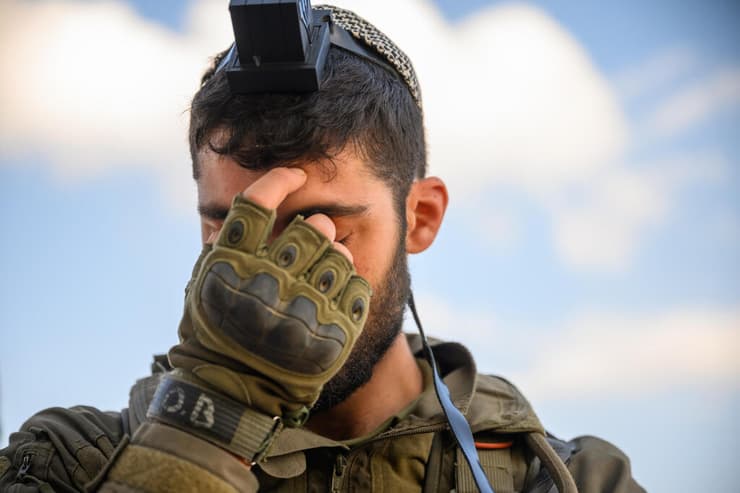 חייל עם תפילין סמוך לגבול רצועת עזה